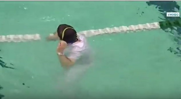 СКАНДАЛ У НОВОМ САДУ: Навијач гурнуо судију у базен! (ВИДЕО)